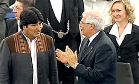 Evo Morales es aplaudido por el presidente del Parlamento Europeo, Josep Borrell, tras la finalización de su discurso.© CINTV S.L.