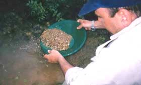 La extracción del oro ha sufrido múltiples avances y ya no se encuentran antiguos buscadores de oro como el de la foto.